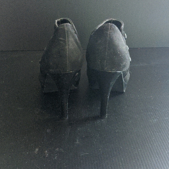 Shoes - Picture 3 of 4